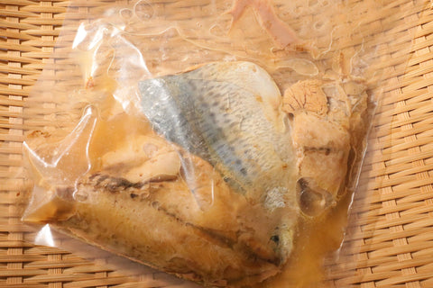 透明なパックに入った常温シリーズのお魚ごはん。魚の身と、旨味を含んだ汁が見える